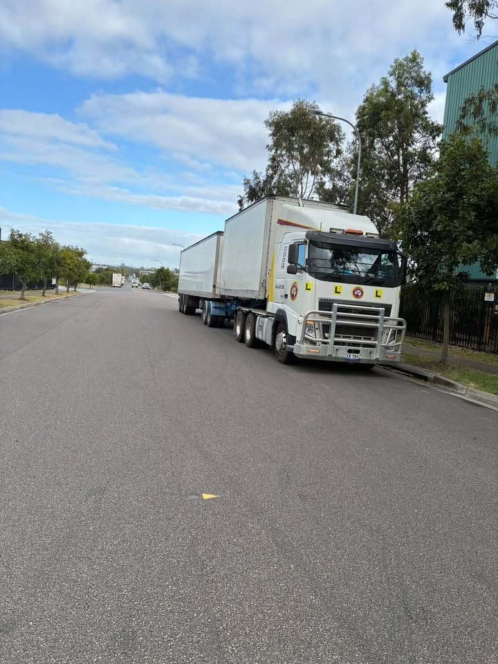 Trainer and driver working through MC coupling and uncoupling checks during a licence upgrade in Logan – Elite Truck and Car School